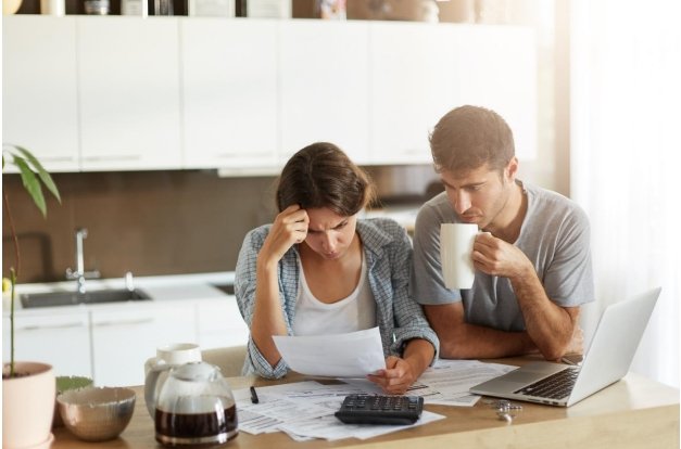 Lee más sobre el artículo El “yo pago” queda atrás, lo de ahora es “vamos a medias”: estas son las nuevas normas financieras de las parejas jóvenes.