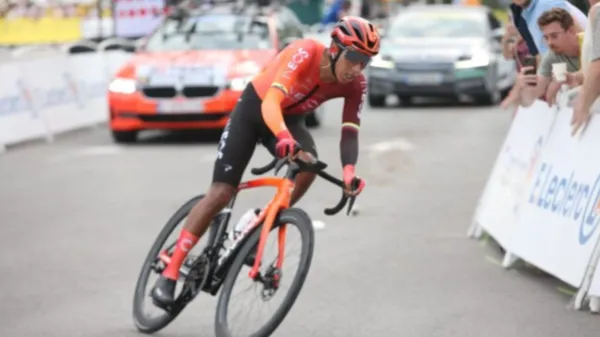 Lee más sobre el artículo El colombiano Egan Bernal sufre rotura de clavícula en la Clásica Jaén