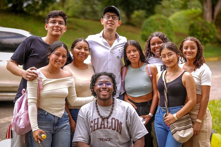 Lee más sobre el artículo El 96% de los jóvenes de pregrado de universidades públicas en Colombia estudian gratis y con calidad gracias al Gobierno del Cambio