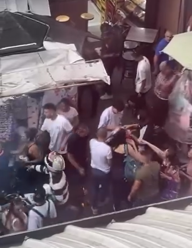 Lee más sobre el artículo Ciudadanos salvaron a un comerciante en Medellín luego de que el viento volara su dinero