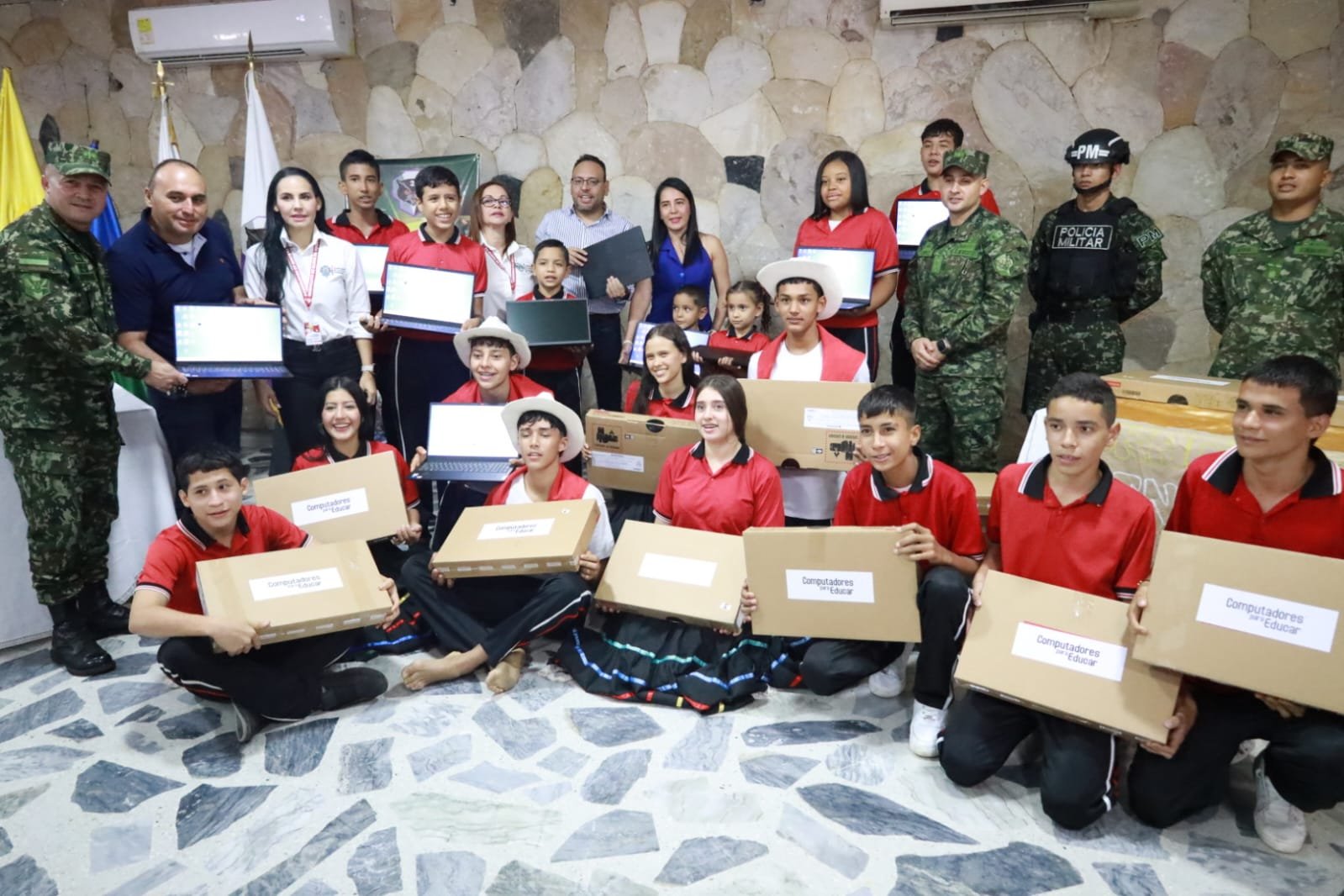 Lee más sobre el artículo Ejército Nacional entrega 650 computadores a jóvenes del Catatumbo para combatir la violencia