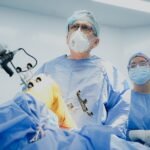 HIC realiza primera cirugía de reemplazo parcial de rodilla con brazo robótico en Santander