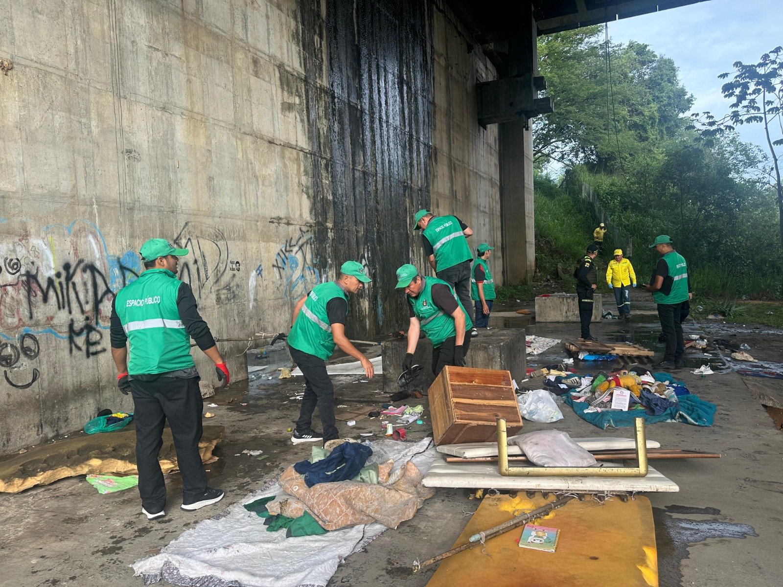 Lee más sobre el artículo Intervienen cambuches improvisados bajo el puente La Novena en Bucaramanga