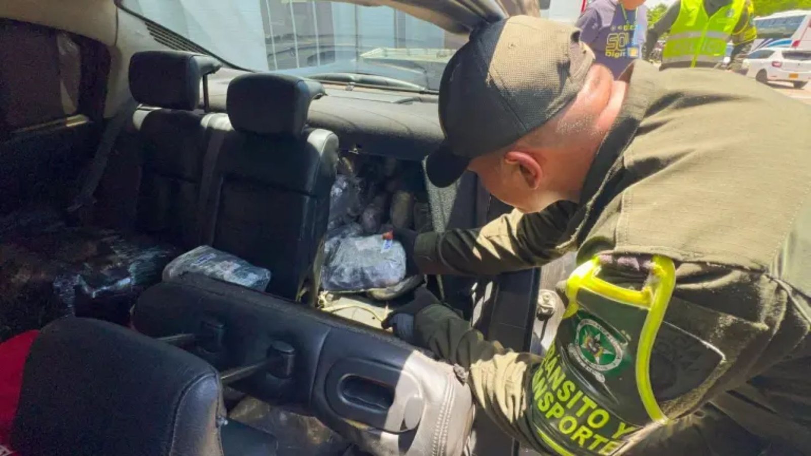 Lee más sobre el artículo Policía incauta más de 140 kilos de marihuana en carro blindado en Santander