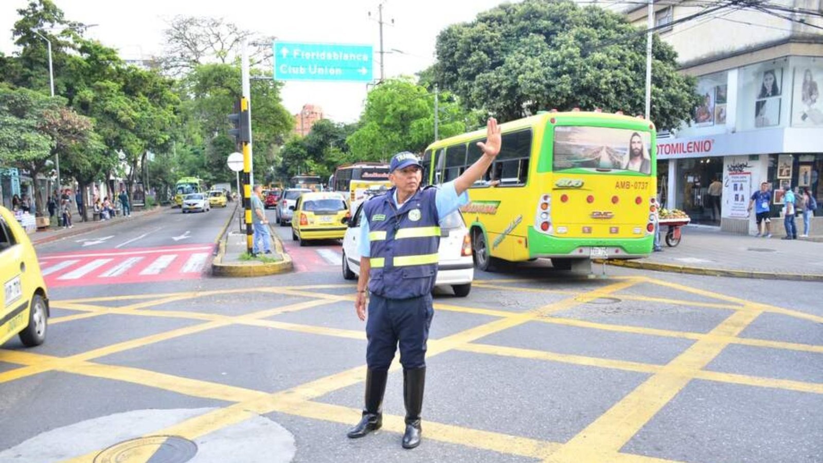 Lee más sobre el artículo Conozca los cambios en el pico y placa este 1 de octubre y el regreso de la medida metropolitana