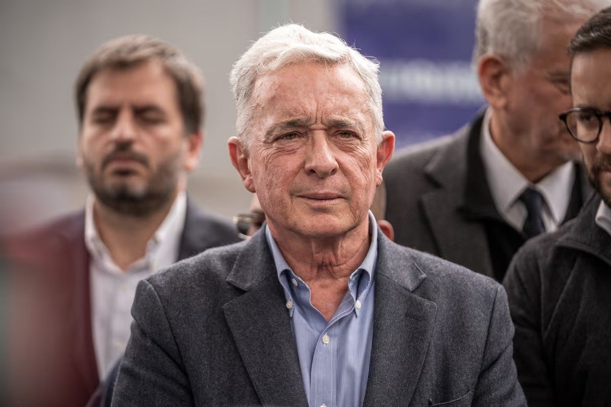 Lee más sobre el artículo Álvaro Uribe Vélez regresaría al Senado en el 2026