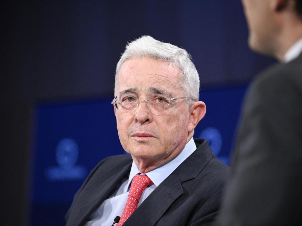 Lee más sobre el artículo Expresidente Álvaro Uribe es declarado inocente de soborno y fraude procesal