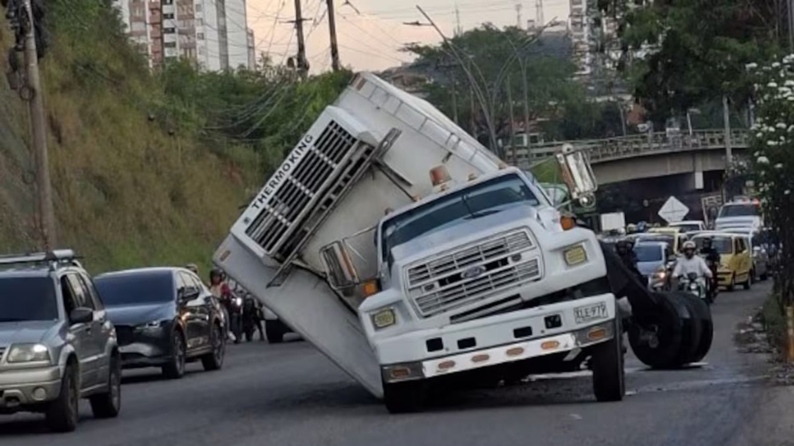 Lee más sobre el artículo Camión volcado en la autopista entre Floridablanca y Piedecuesta genera caos en la movilidad