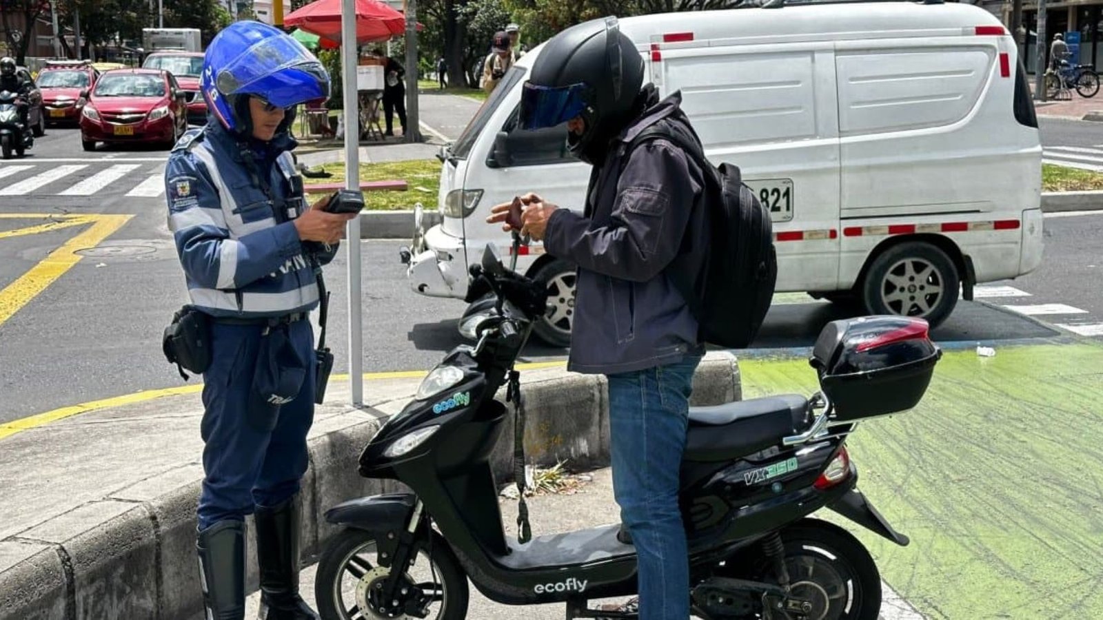 Lee más sobre el artículo Exención del SOAT para vehículos eléctricos livianos: lo que establece la nueva Ley 2486 de 2025