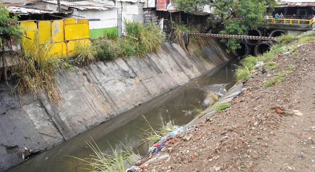 Lee más sobre el artículo Muere bebé abandonado en canal de aguas en Cali