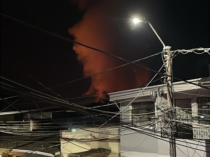 Lee más sobre el artículo Minuto a minuto: Incendio en el asentamiento 12 de Octubre de Bucaramanga deja al menos 20 viviendas afectadas