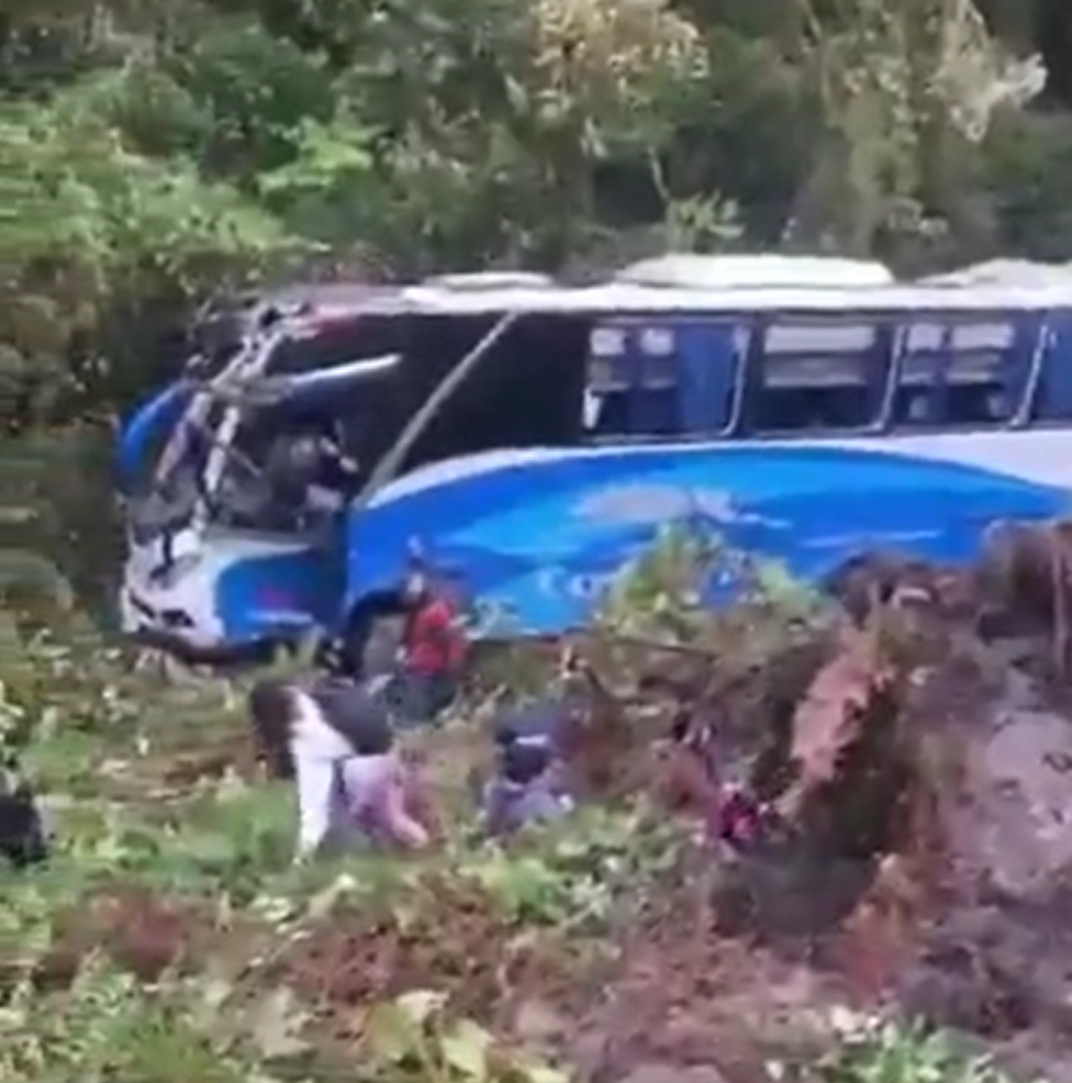 Lee más sobre el artículo Grave accidente de bus intermunicipal en la vía La Soberanía deja una persona fallecida y ocho heridos