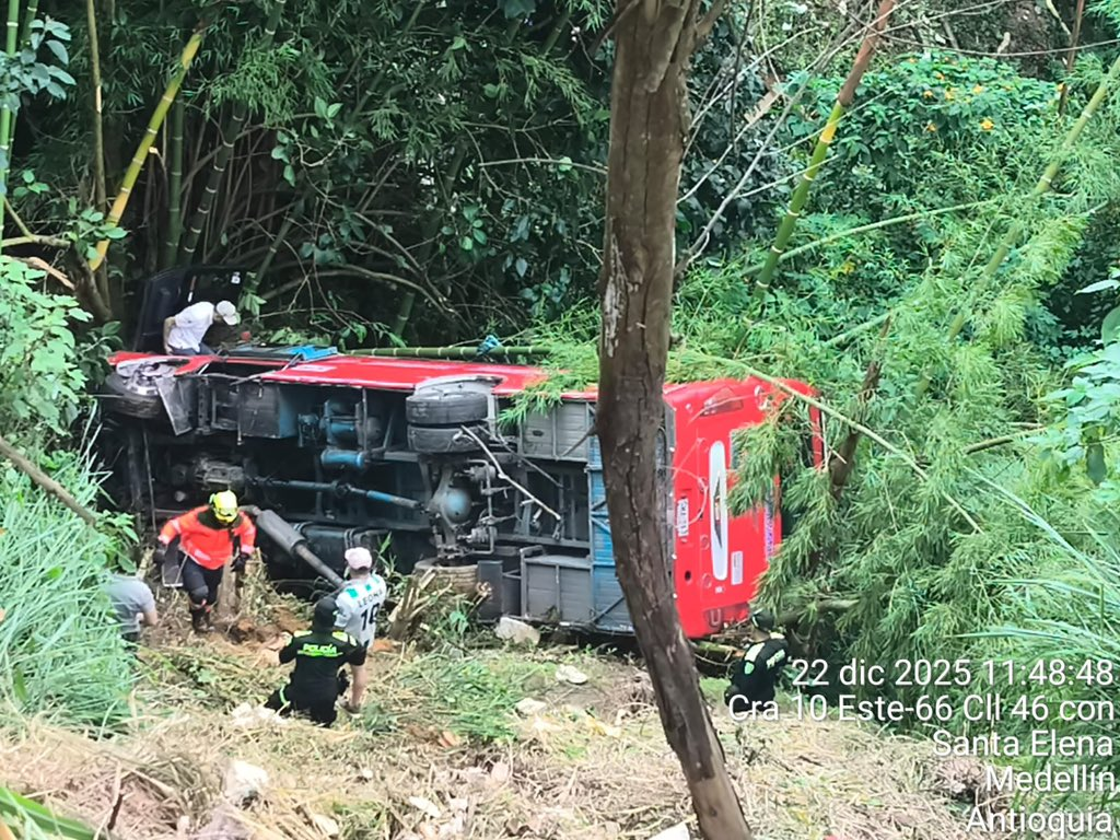 Lee más sobre el artículo Bus cayó a un abismo en la vía Medellín–Santa Elena: 12 personas resultaron lesionadas