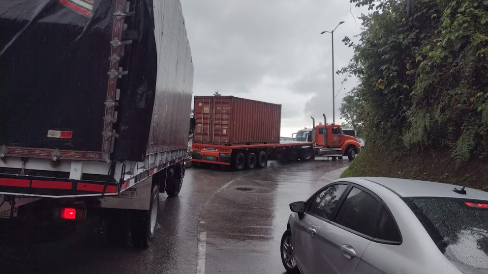 Lee más sobre el artículo En video: enfrentamientos entre actores armados y Ejército en la vía Panamericana, Nariño