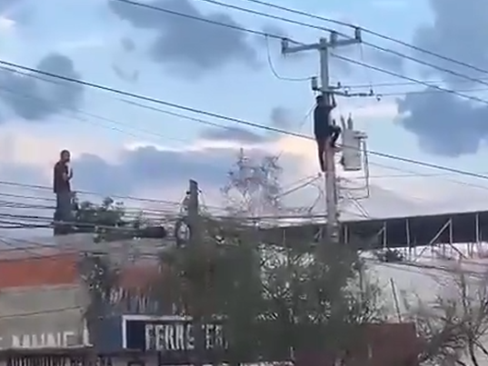 Lee más sobre el artículo Joven se electrocuta al subir a un poste mientras huía de la Policía