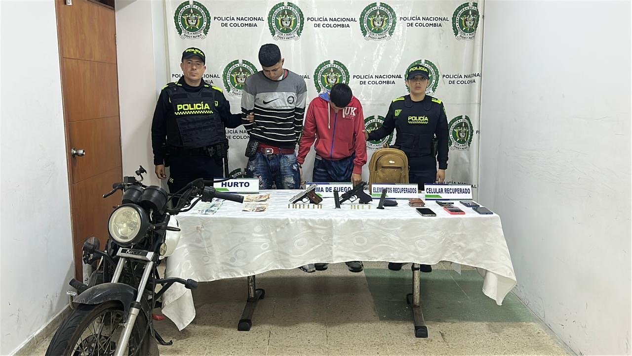Lee más sobre el artículo Efectiva reacción policial permite la captura de dos personas por hurto y porte ilegal de armas de fuego en el norte de Bucaramanga