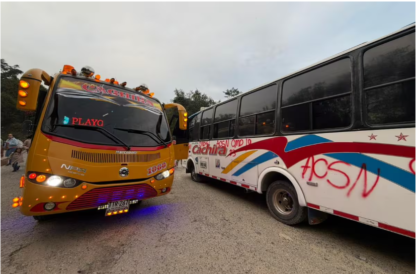 Lee más sobre el artículo Grupo armado vandaliza dos buses en la vía Bucaramanga–Cáchira