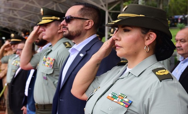 mujer comandante operativa