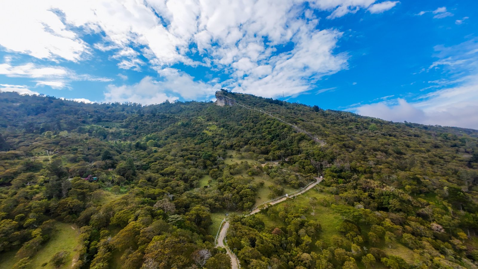 Lee más sobre el artículo En Santander está uno de los viacrucis más largos de Colombia: 1.200 metros de fe y montaña