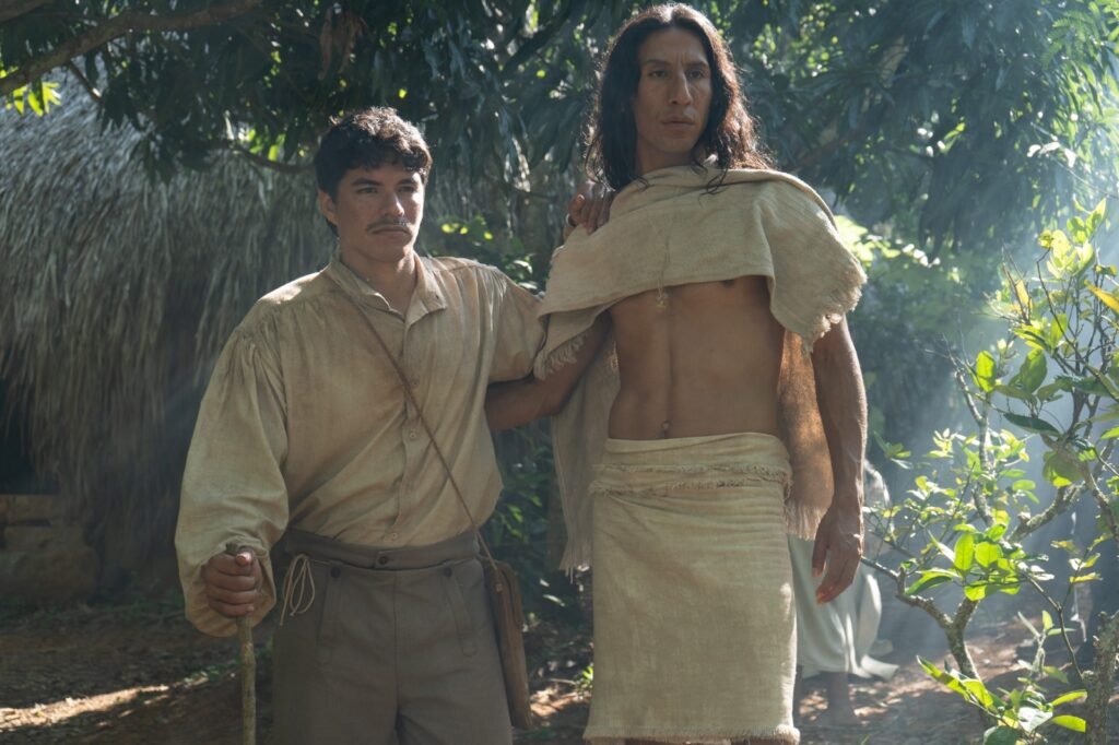 José Antonio Galán camina junto a un líder indígena en una escena de la serie histórica Ni un paso atrás de Canal TRO.