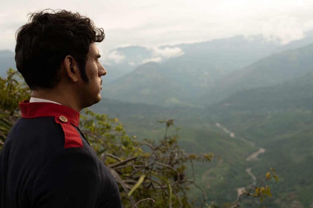 José Antonio Galán observa el paisaje montañoso de Santander en una escena de la serie Ni un paso atrás de Canal TRO.